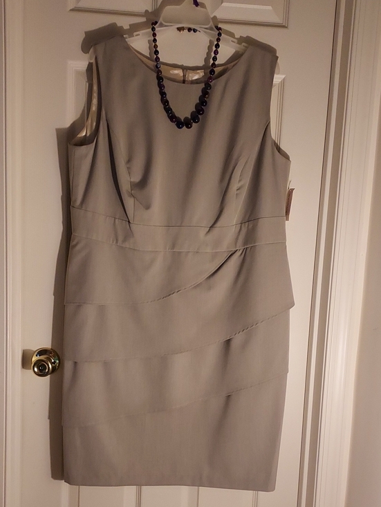 Dresses & Skirts - Elegant Sleeveless Layered Sheath Dress - Light Gray. Back Zipper. 42 Inch In L